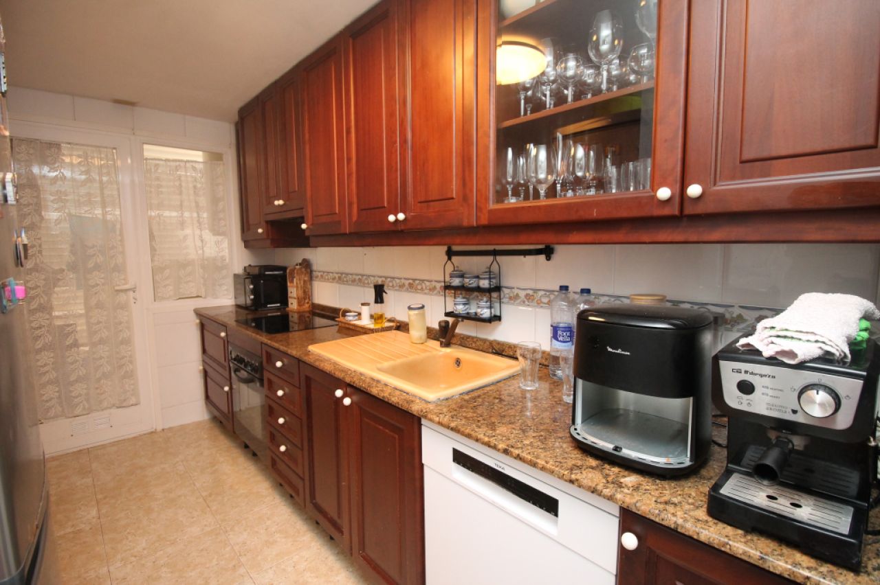 Erdgeschoss mit Terrasse, Garage, Behandlungsraum und Gemeinschaftspool