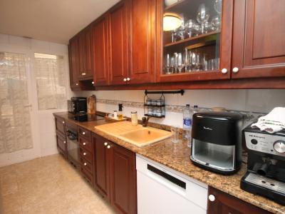 Erdgeschoss mit Terrasse, Garage, Behandlungsraum und Gemeinschaftspool