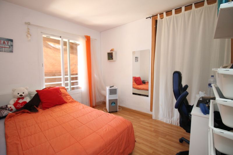 Erdgeschoss mit Terrasse, Garage, Behandlungsraum und Gemeinschaftspool