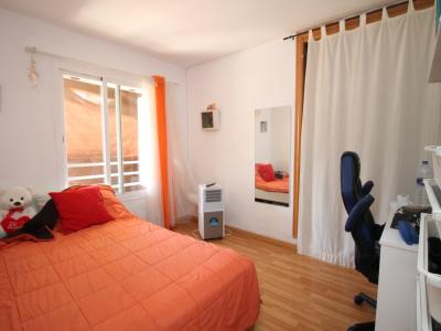 Erdgeschoss mit Terrasse, Garage, Behandlungsraum und Gemeinschaftspool