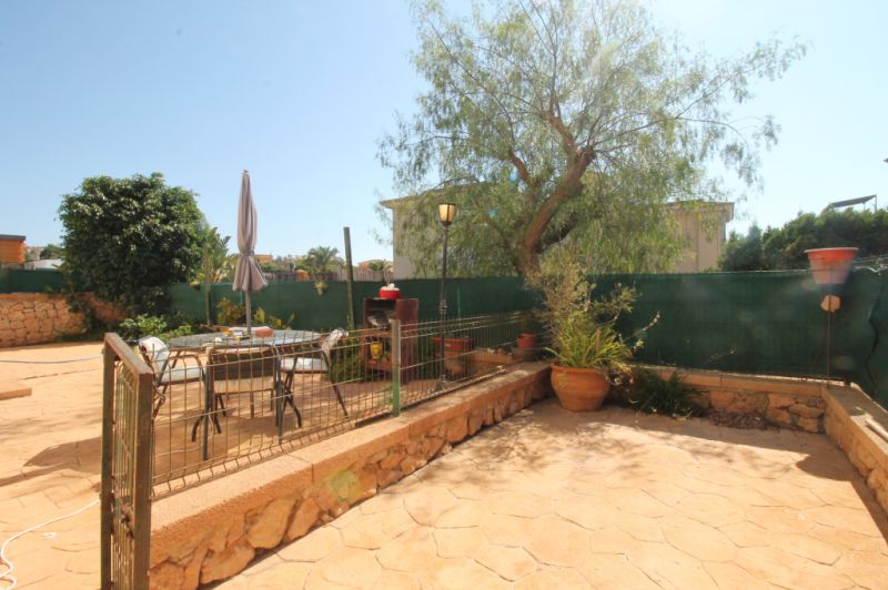 Erdgeschoss mit Terrasse, Garage, Behandlungsraum und Gemeinschaftspool