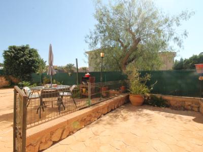 Erdgeschoss mit Terrasse, Garage, Behandlungsraum und Gemeinschaftspool