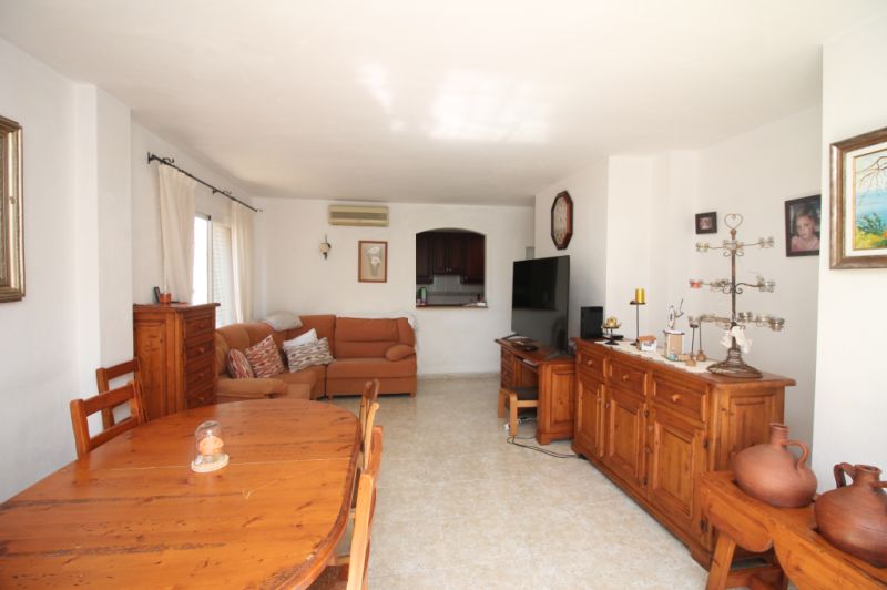 Erdgeschoss mit Terrasse, Garage, Behandlungsraum und Gemeinschaftspool