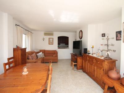 Erdgeschoss mit Terrasse, Garage, Behandlungsraum und Gemeinschaftspool