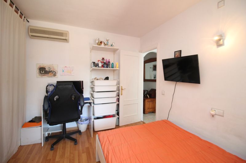 Erdgeschoss mit Terrasse, Garage, Behandlungsraum und Gemeinschaftspool