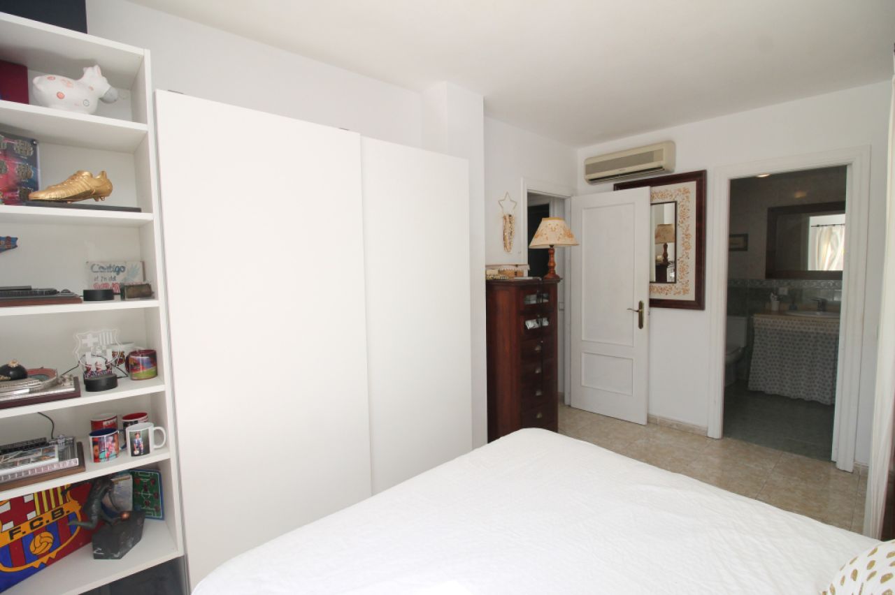 Erdgeschoss mit Terrasse, Garage, Behandlungsraum und Gemeinschaftspool