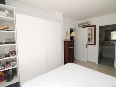 Erdgeschoss mit Terrasse, Garage, Behandlungsraum und Gemeinschaftspool