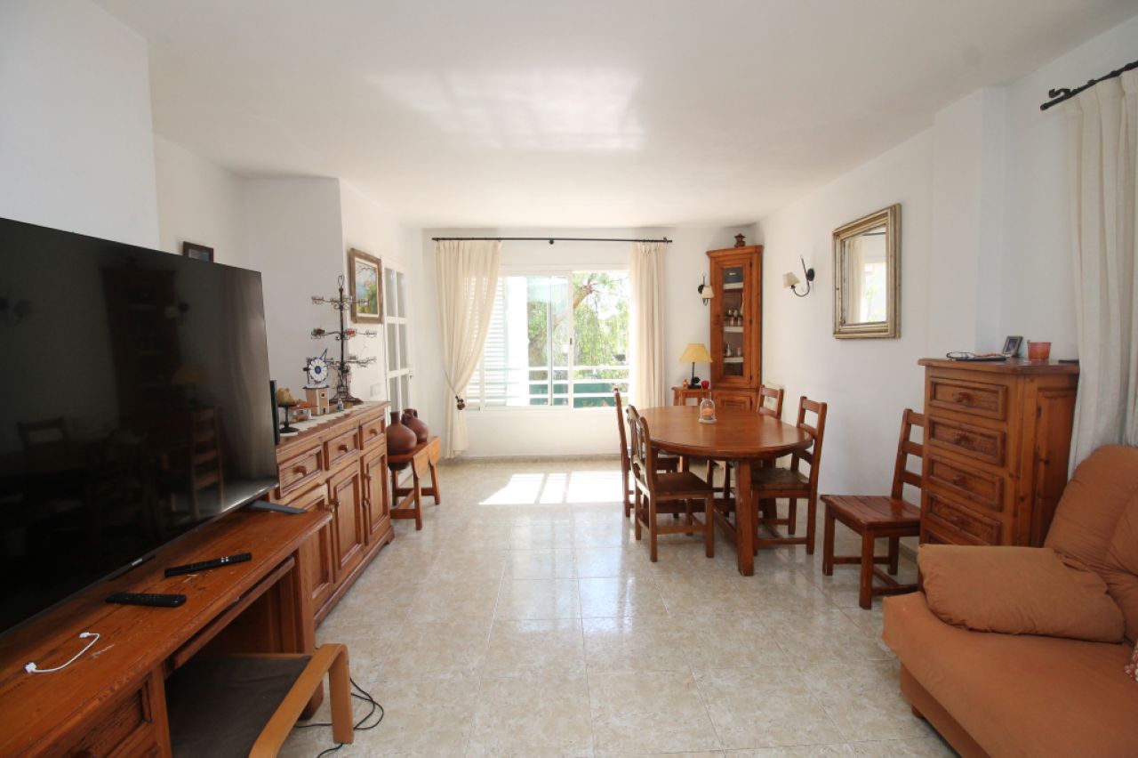 Erdgeschoss mit Terrasse, Garage, Behandlungsraum und Gemeinschaftspool