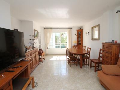 Erdgeschoss mit Terrasse, Garage, Behandlungsraum und Gemeinschaftspool