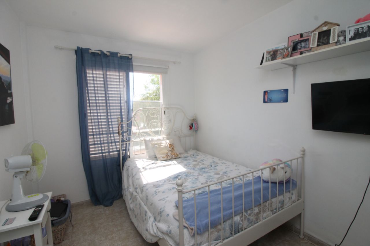 Erdgeschoss mit Terrasse, Garage, Behandlungsraum und Gemeinschaftspool