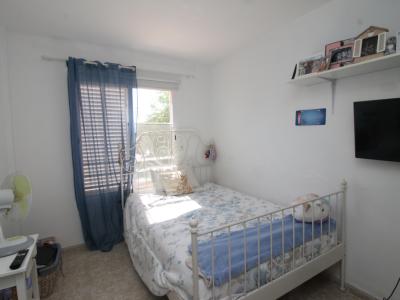 Erdgeschoss mit Terrasse, Garage, Behandlungsraum und Gemeinschaftspool