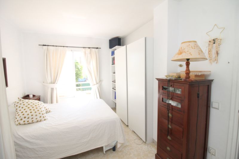 Erdgeschoss mit Terrasse, Garage, Behandlungsraum und Gemeinschaftspool