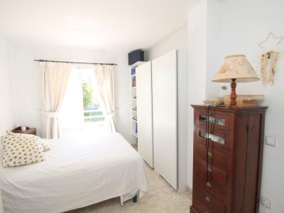 Erdgeschoss mit Terrasse, Garage, Behandlungsraum und Gemeinschaftspool