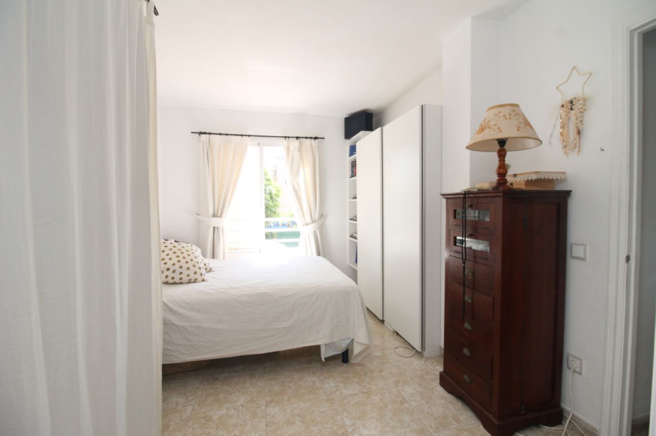 Erdgeschoss mit Terrasse, Garage, Behandlungsraum und Gemeinschaftspool