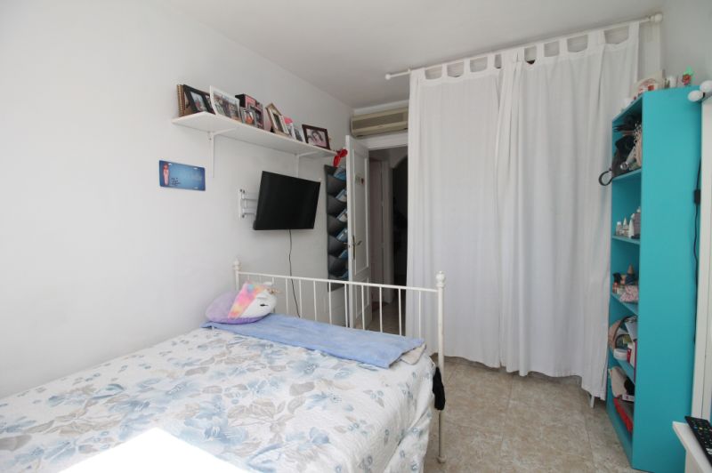 Erdgeschoss mit Terrasse, Garage, Behandlungsraum und Gemeinschaftspool