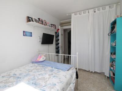 Erdgeschoss mit Terrasse, Garage, Behandlungsraum und Gemeinschaftspool