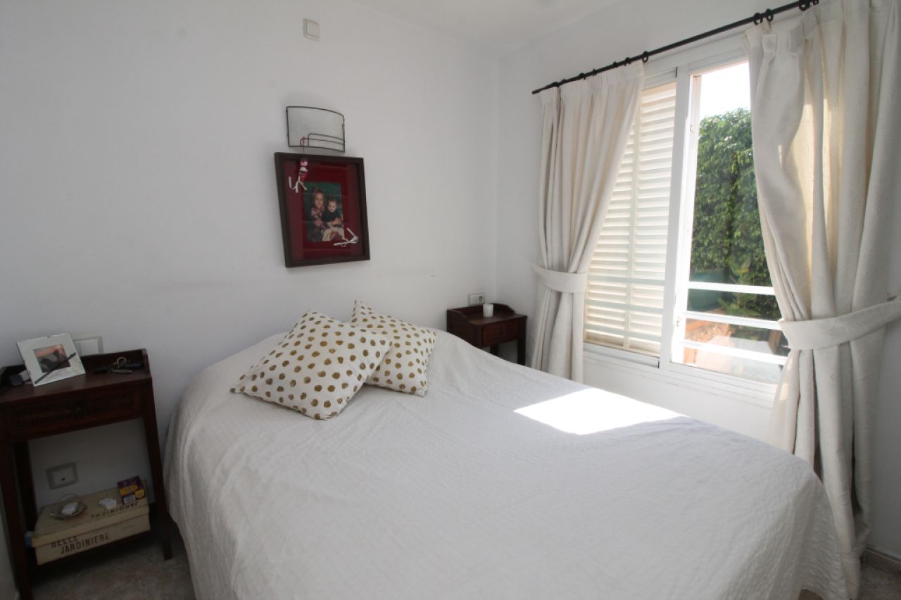 Erdgeschoss mit Terrasse, Garage, Behandlungsraum und Gemeinschaftspool