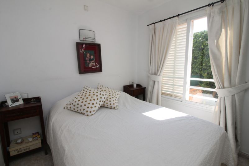 Erdgeschoss mit Terrasse, Garage, Behandlungsraum und Gemeinschaftspool