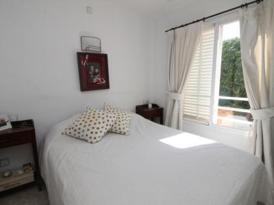 Erdgeschoss mit Terrasse, Garage, Behandlungsraum und Gemeinschaftspool