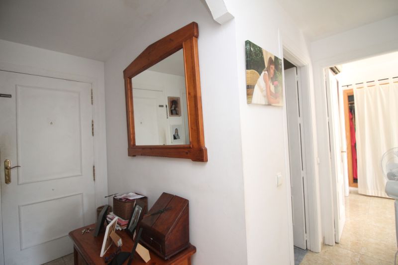 Erdgeschoss mit Terrasse, Garage, Behandlungsraum und Gemeinschaftspool