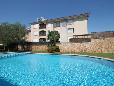 Erdgeschoss mit Terrasse, Garage, Behandlungsraum und Gemeinschaftspool