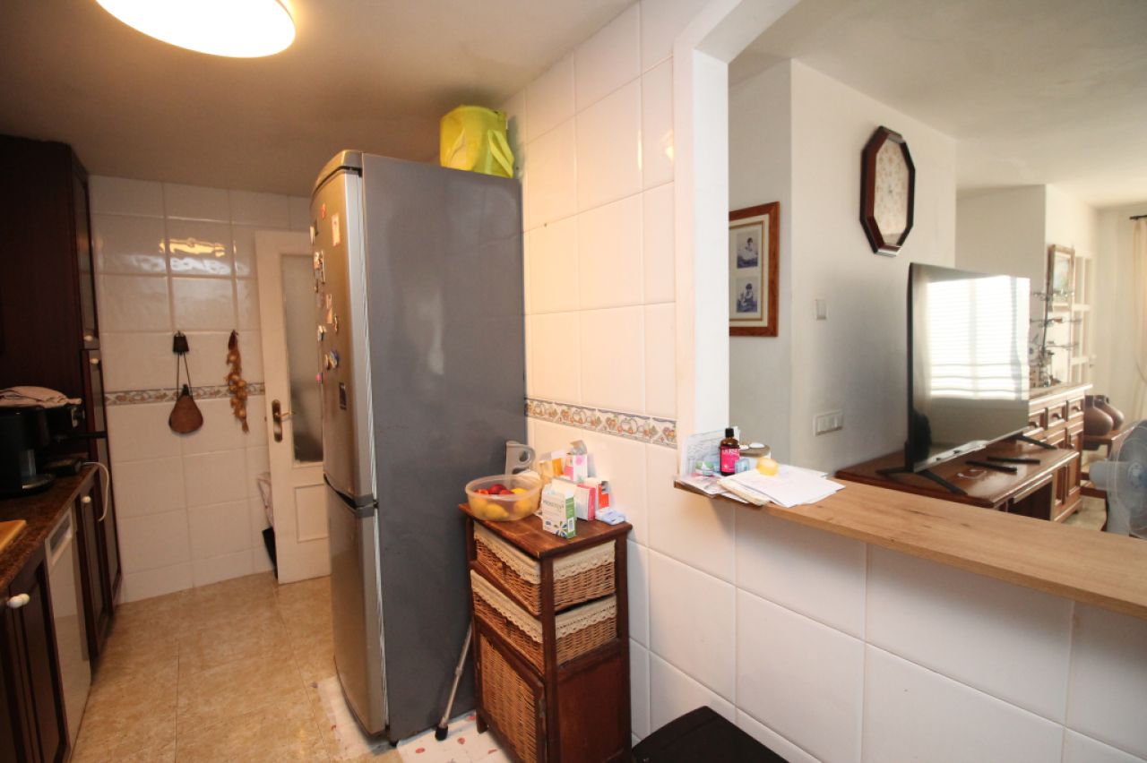 Erdgeschoss mit Terrasse, Garage, Behandlungsraum und Gemeinschaftspool