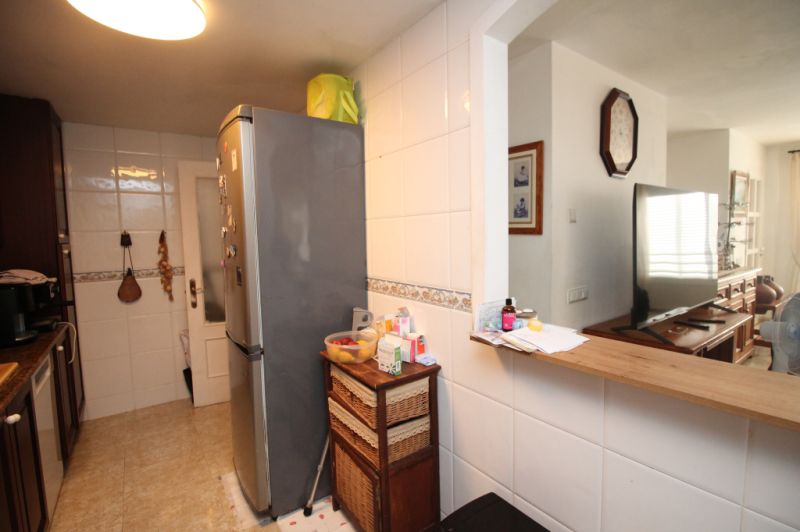 Erdgeschoss mit Terrasse, Garage, Behandlungsraum und Gemeinschaftspool