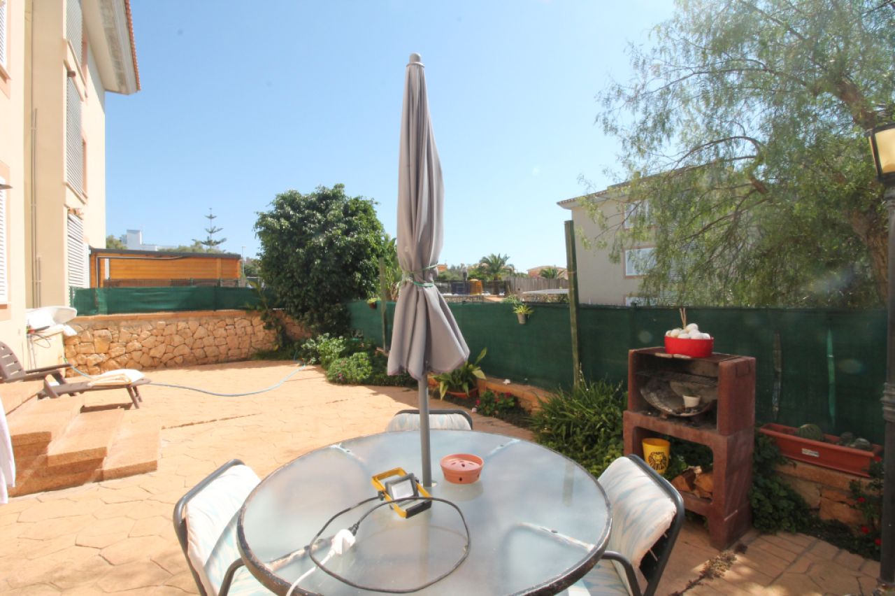 Erdgeschoss mit Terrasse, Garage, Behandlungsraum und Gemeinschaftspool