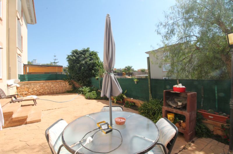 Erdgeschoss mit Terrasse, Garage, Behandlungsraum und Gemeinschaftspool