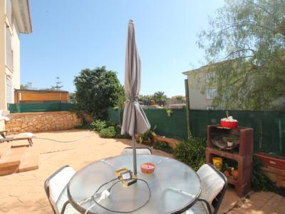 Erdgeschoss mit Terrasse, Garage, Behandlungsraum und Gemeinschaftspool