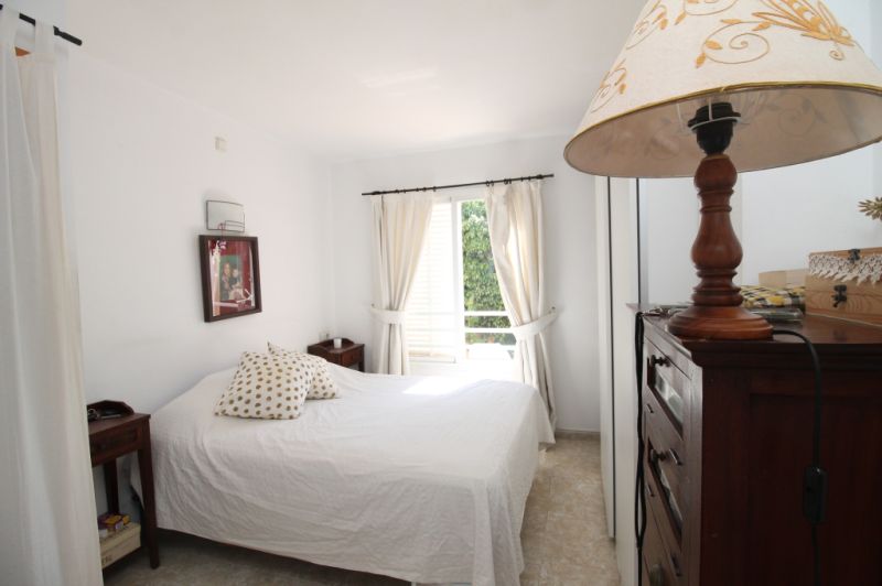 Erdgeschoss mit Terrasse, Garage, Behandlungsraum und Gemeinschaftspool