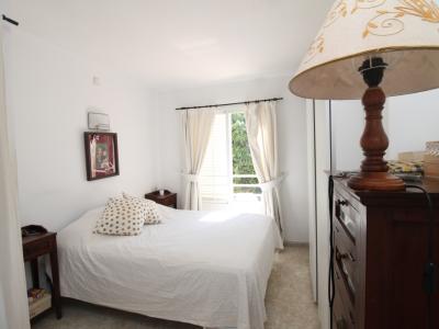 Erdgeschoss mit Terrasse, Garage, Behandlungsraum und Gemeinschaftspool