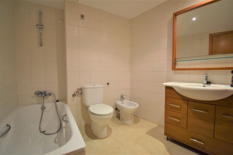 Ground floor rental 3 bedrooms, 2 bathrooms, garden, garage, storage room, communal pool