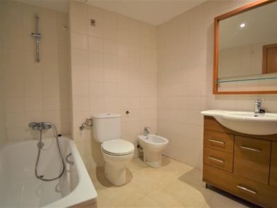 Erdgeschoss zur Miete 3 Schlafzimmer, 2 Bäder, Garten, Garage, Abstellraum, Gemeinschaftspool