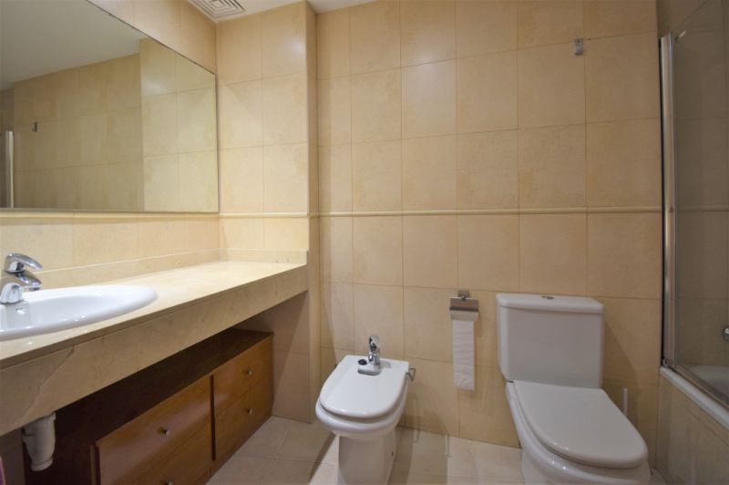 Ground floor rental 3 bedrooms, 2 bathrooms, garden, garage, storage room, communal pool