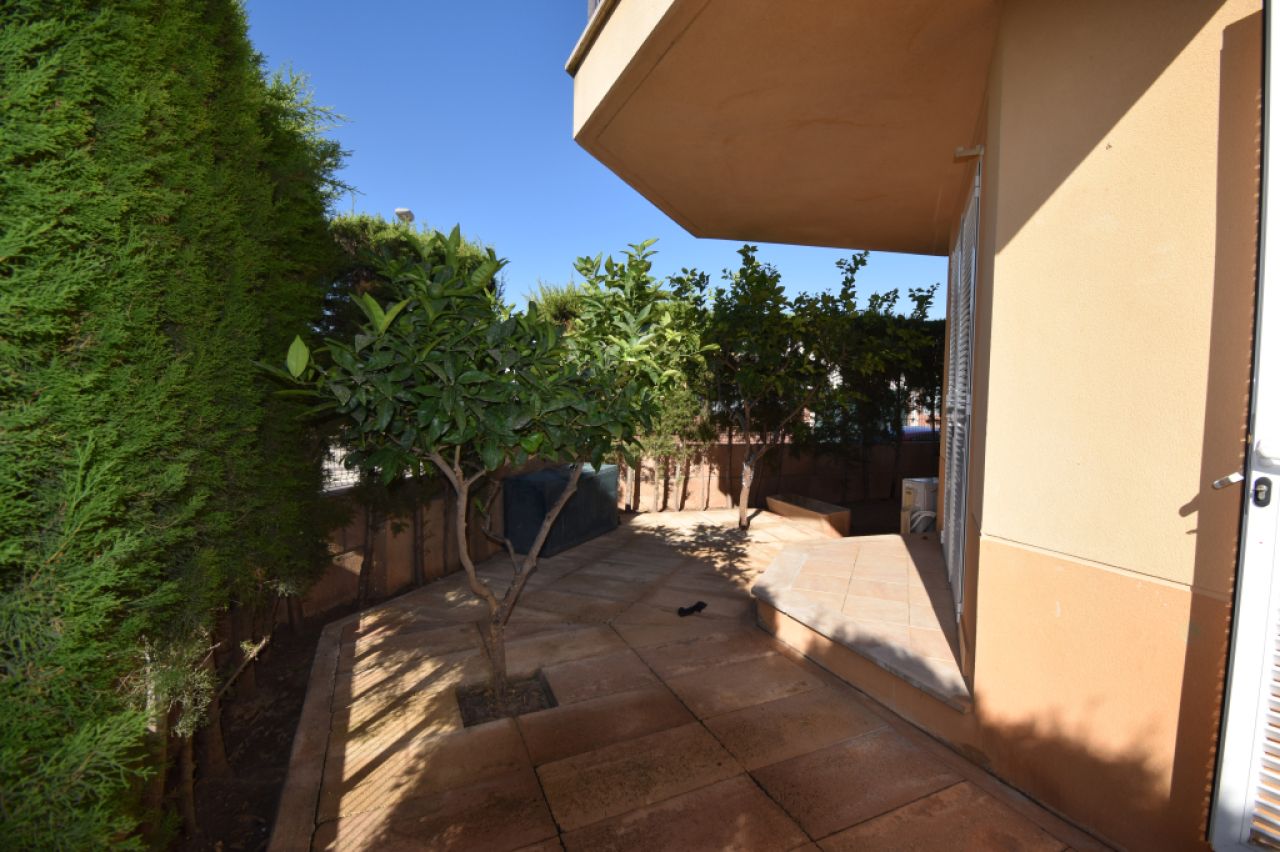 Ground floor rental 3 bedrooms, 2 bathrooms, garden, garage, storage room, communal pool