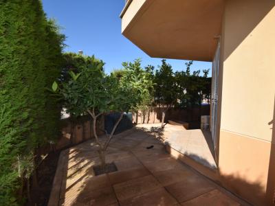 Ground floor rental 3 bedrooms, 2 bathrooms, garden, garage, storage room, communal pool