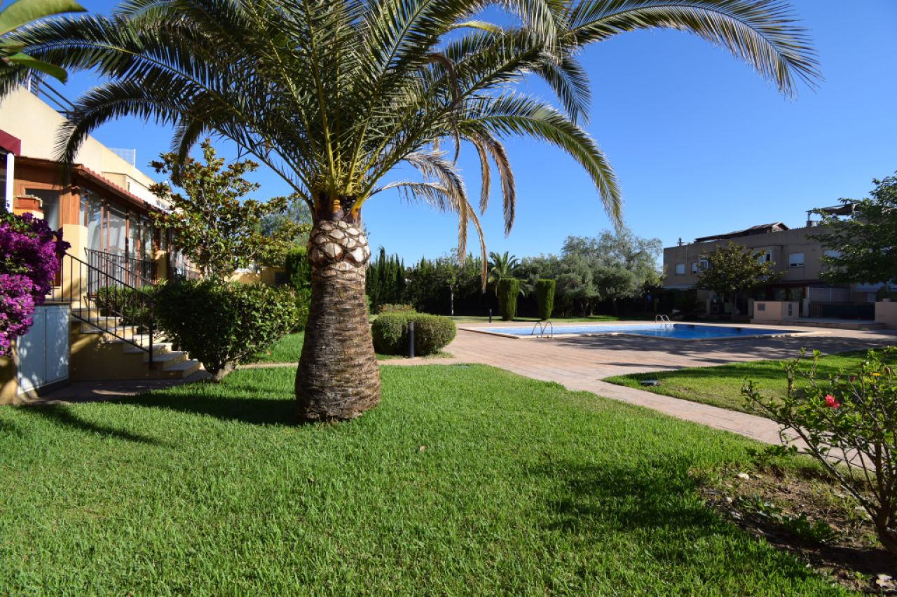 Ground floor rental 3 bedrooms, 2 bathrooms, garden, garage, storage room, communal pool