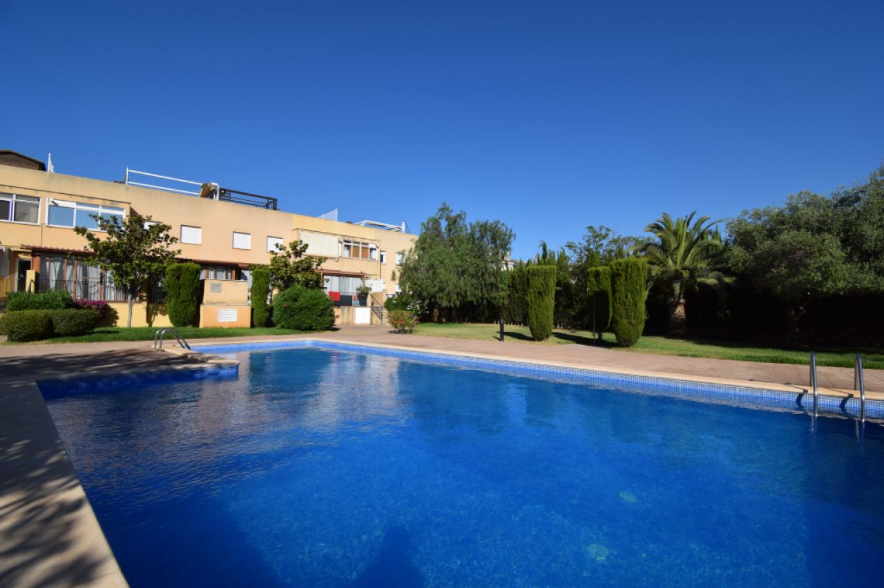 Ground floor rental 3 bedrooms, 2 bathrooms, garden, garage, storage room, communal pool