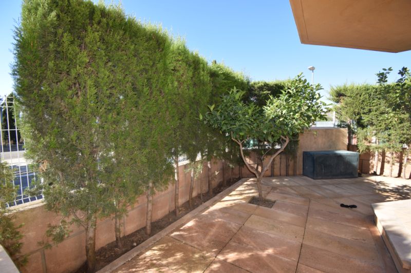 Ground floor rental 3 bedrooms, 2 bathrooms, garden, garage, storage room, communal pool
