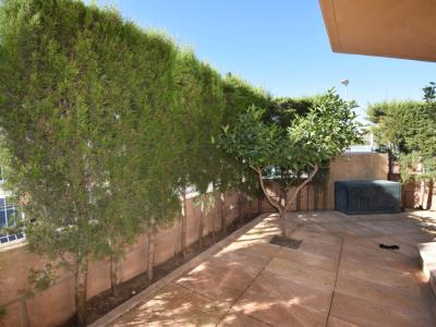 Ground floor rental 3 bedrooms, 2 bathrooms, garden, garage, storage room, communal pool