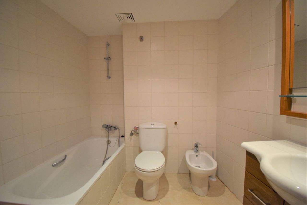 Ground floor rental 3 bedrooms, 2 bathrooms, garden, garage, storage room, communal pool