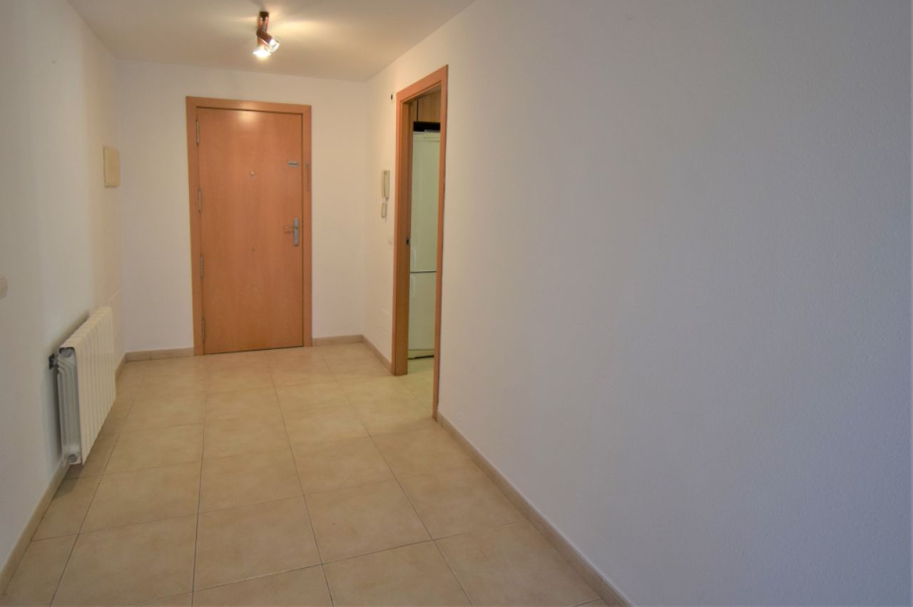 Ground floor rental 3 bedrooms, 2 bathrooms, garden, garage, storage room, communal pool