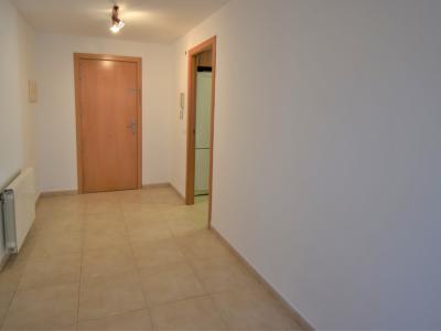 Ground floor rental 3 bedrooms, 2 bathrooms, garden, garage, storage room, communal pool