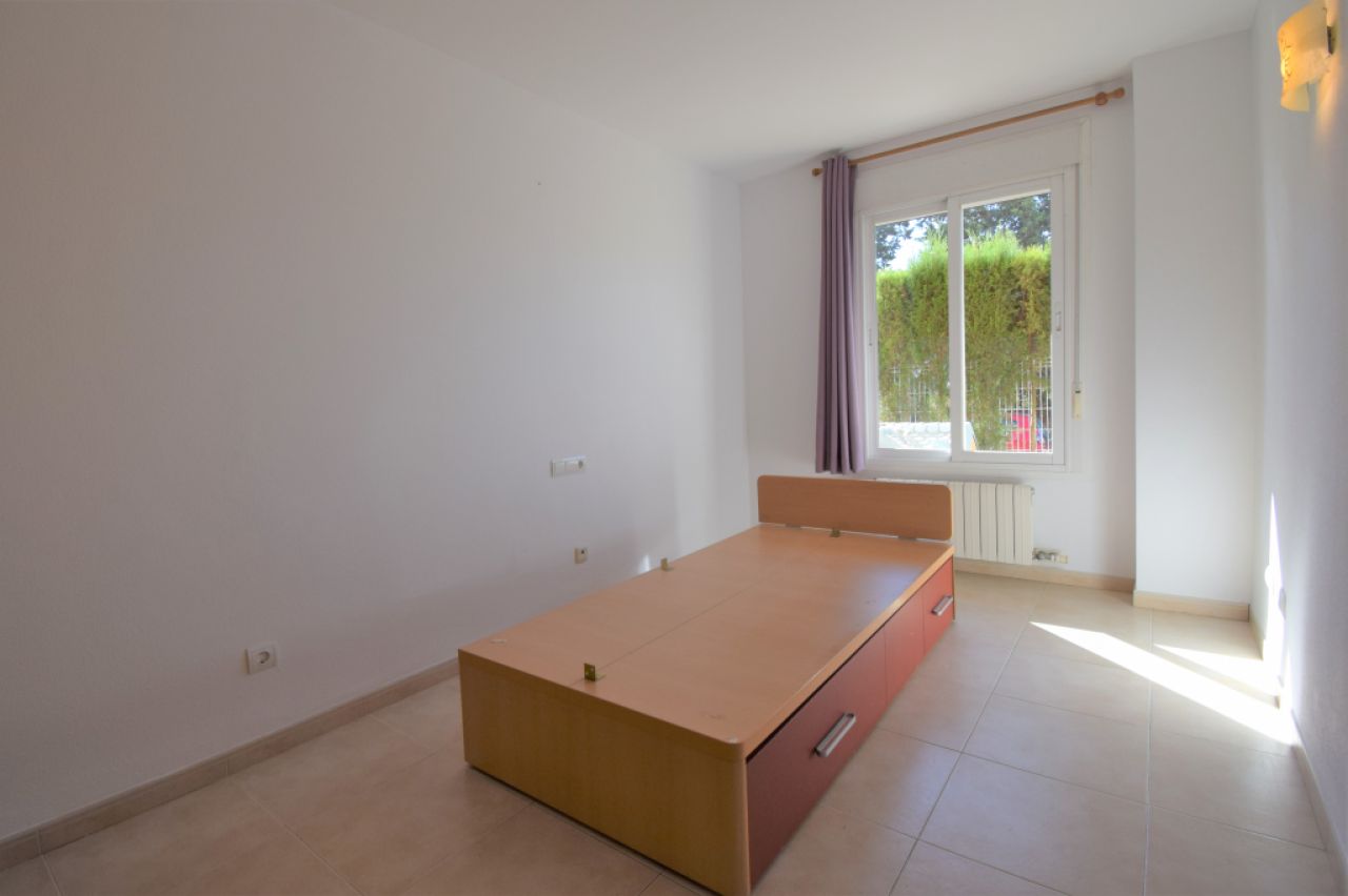 Ground floor rental 3 bedrooms, 2 bathrooms, garden, garage, storage room, communal pool