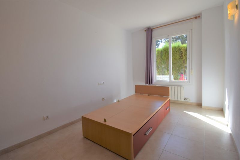 Ground floor rental 3 bedrooms, 2 bathrooms, garden, garage, storage room, communal pool