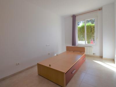 Ground floor rental 3 bedrooms, 2 bathrooms, garden, garage, storage room, communal pool