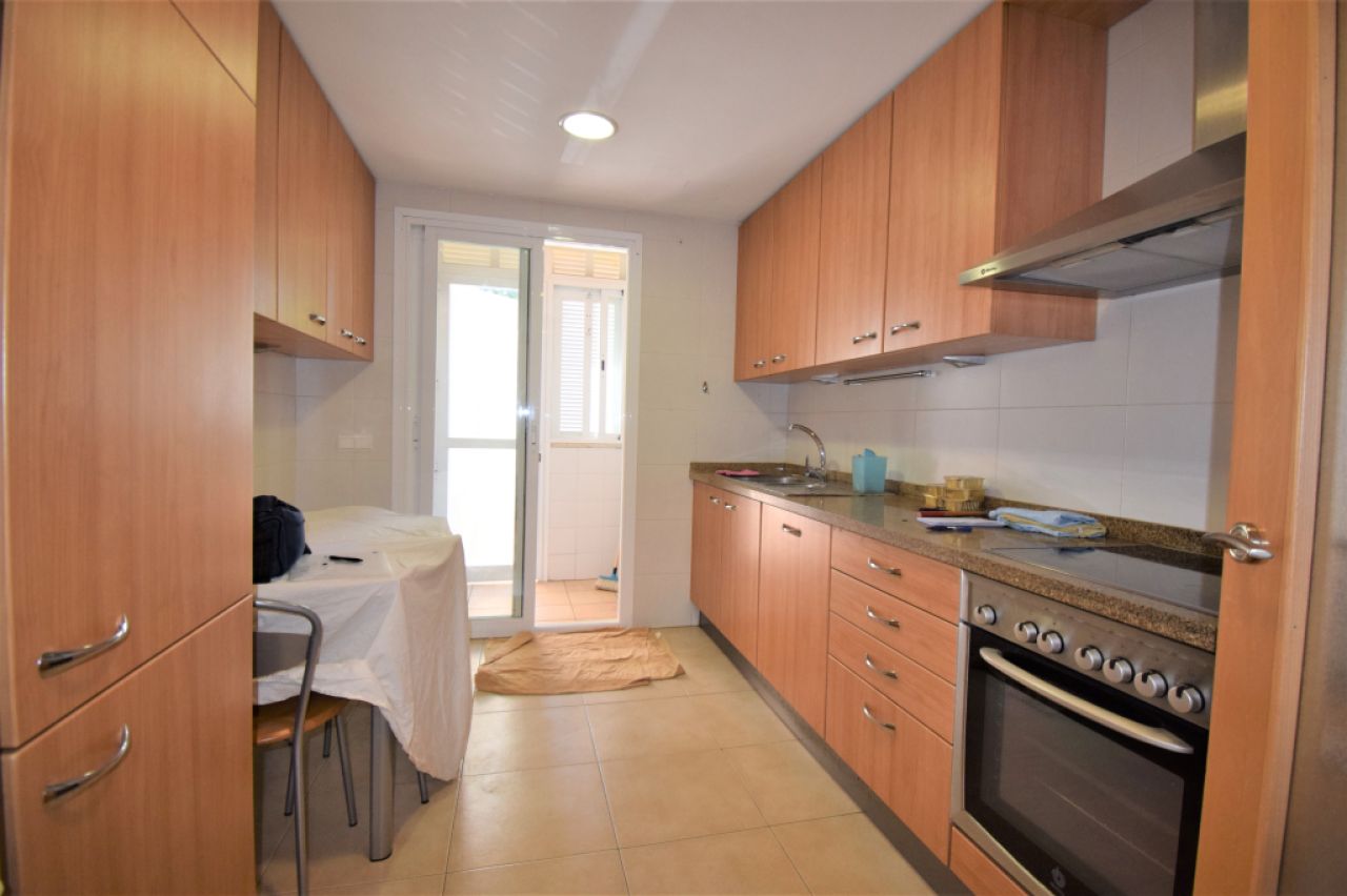 Ground floor rental 3 bedrooms, 2 bathrooms, garden, garage, storage room, communal pool