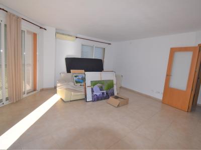 Ground floor rental 3 bedrooms, 2 bathrooms, garden, garage, storage room, communal pool