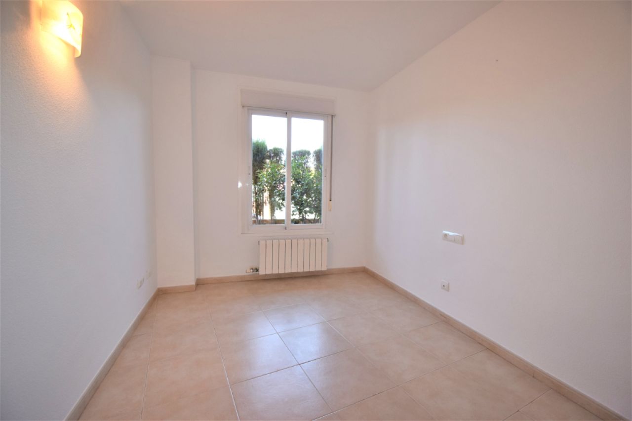 Ground floor rental 3 bedrooms, 2 bathrooms, garden, garage, storage room, communal pool